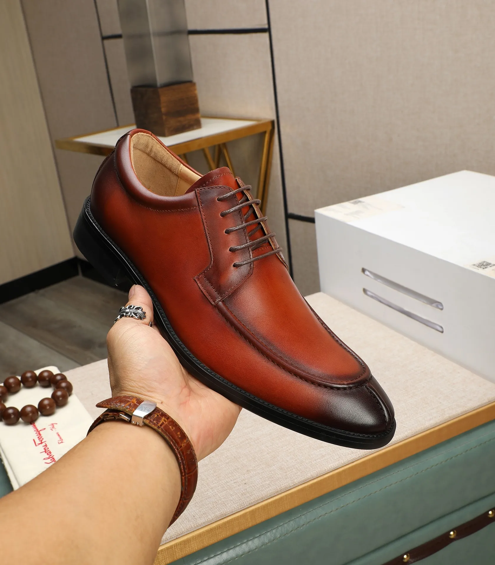 Men's shoes 💰540📛📛(water-dyed cowhide) Salvatore Ferragamo high-end (Salvatore Ferragamo) is the world's top luxury footwear brand. It comes from the fashion kingdom of Italy and is famous all over the world for its traditional handmade design and novel styles...🚶🏻🚶🏻New suit shoes are available simultaneously at the counter. This model is purely handmade. The fabric is imported from Italy's original first-layer cowhide. Soft water-dyed cowhide lining. Original authentic outsole🌀🌀Size: 38➖44 (45 customized)